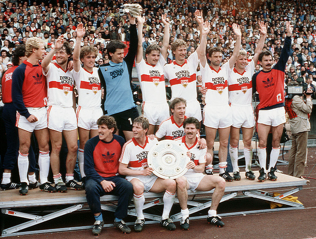 ﻿Deutscher Meister 1984: Der VfB Stuttgart feiert im Neckarstadion.