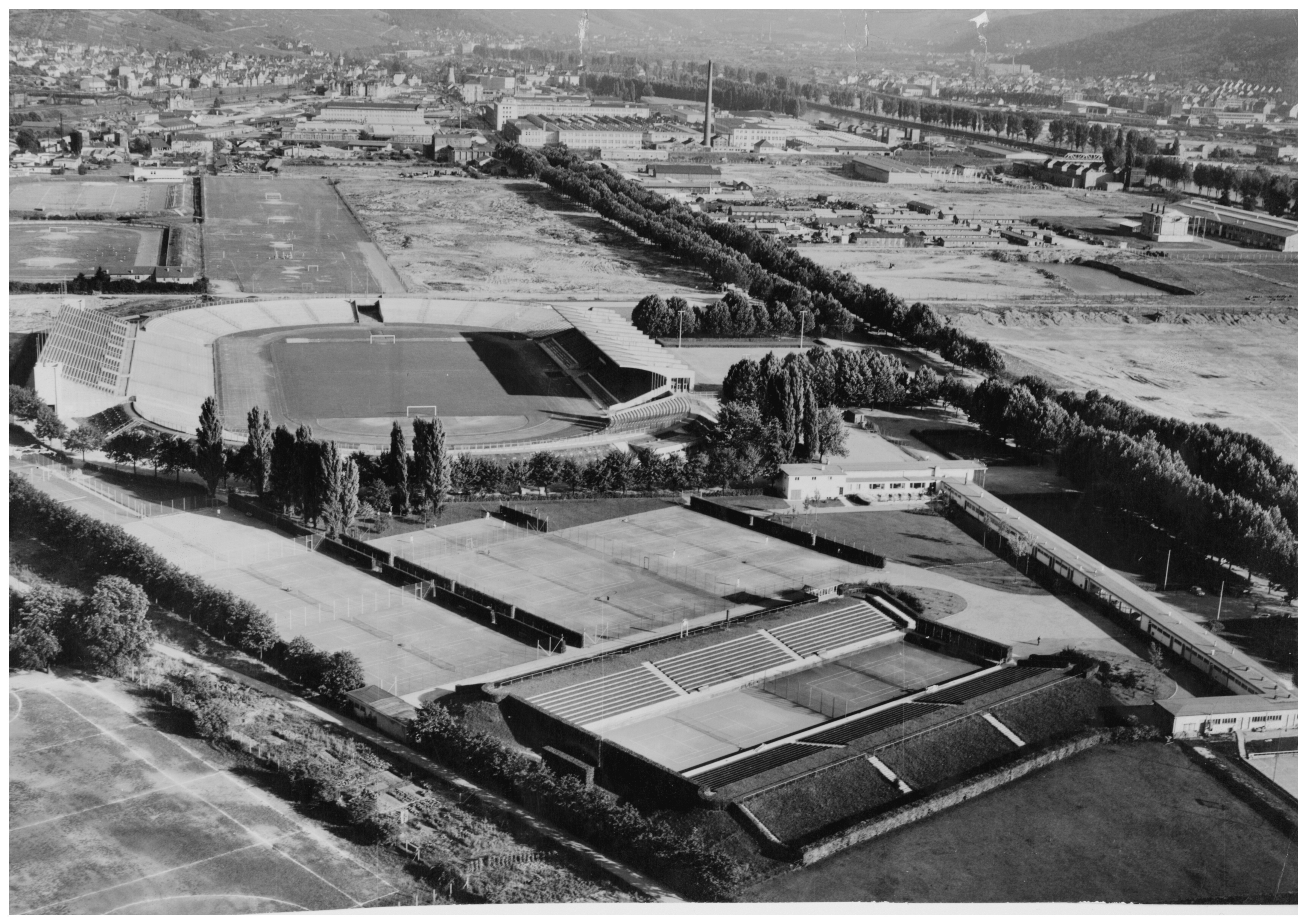 Das Neckarstadion mit der neuen Gegentribüne am linken Bildrand.
