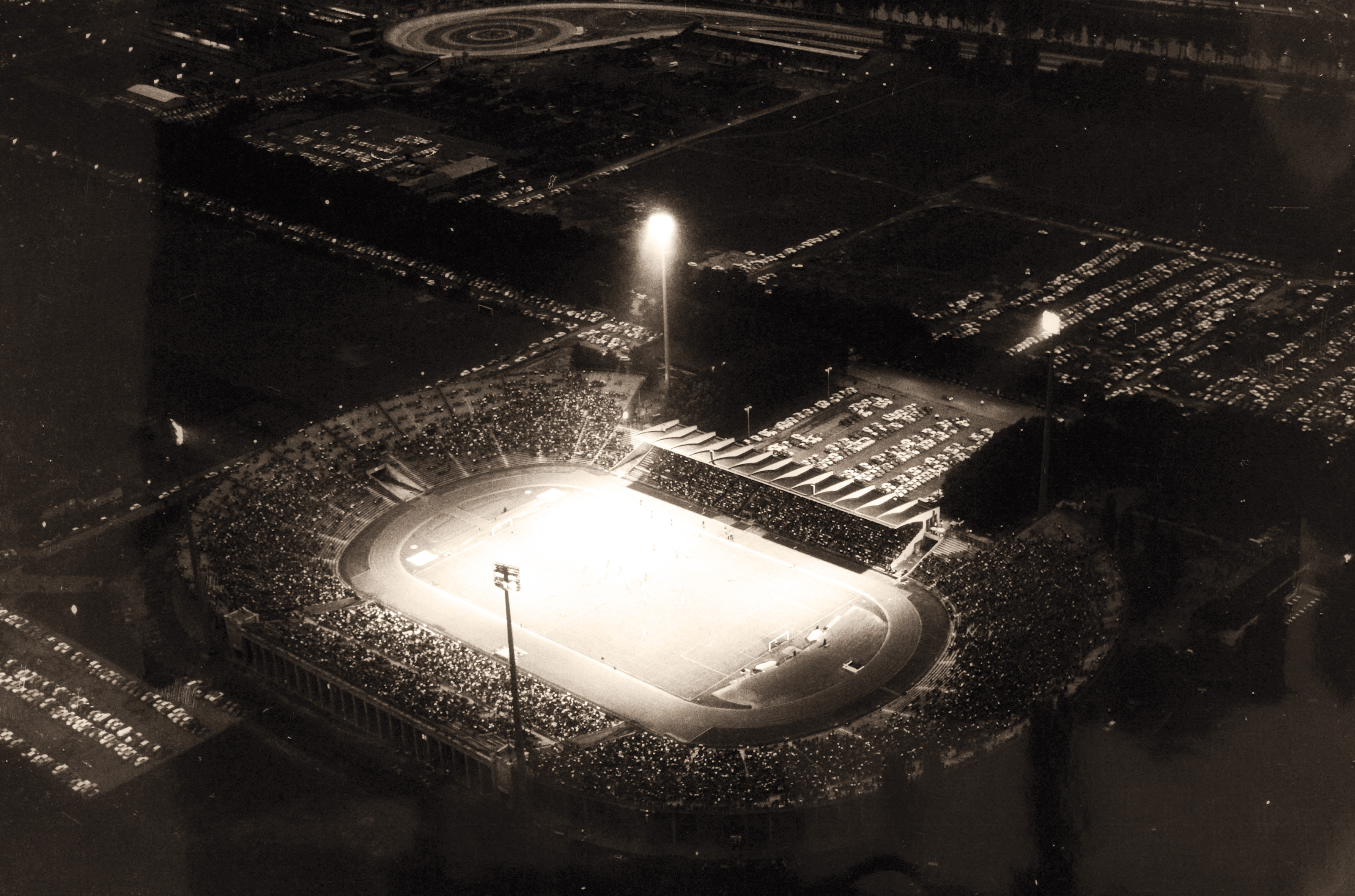 ﻿Flutlichtpremiere im Neckarstadion am 7. August 1963.