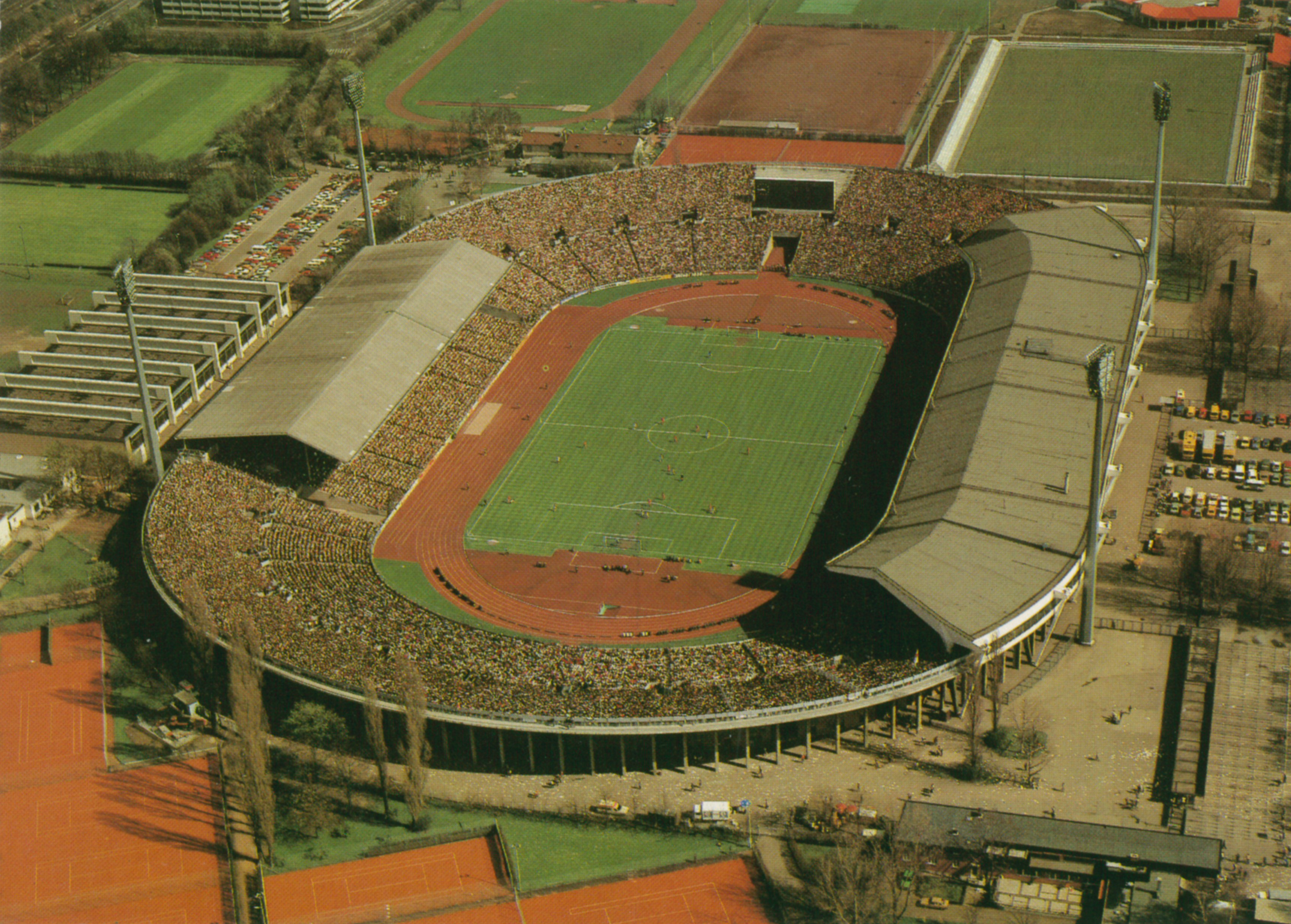 ﻿﻿Das Neckarstadion im Jahr 1988.